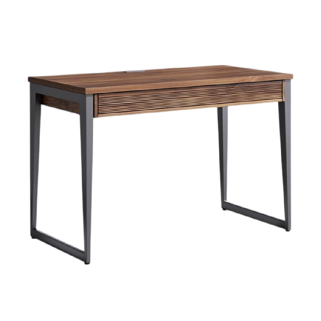 **Minimalistisch houten bureau met metalen poten**